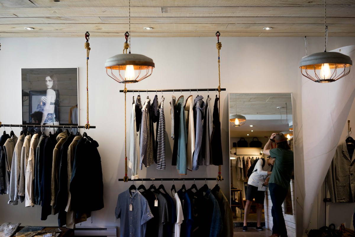 Metal askı sistemleri ve sarkıt aydınlatmalı butik